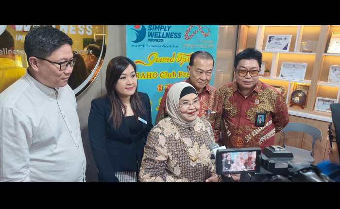 我国前卫生部长Dr.dr.Siti Fadilah Supari在Jusuf Kristianto、陈炎松、陈美玲等陪同下接受采访