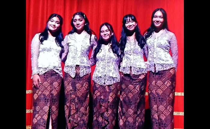 左起：Candice Alyson Fendrawan、Amanda Haryono、Kinsella Chelsy Wong、Felicia A.Siamir、Petra Sosrosaputro合影。