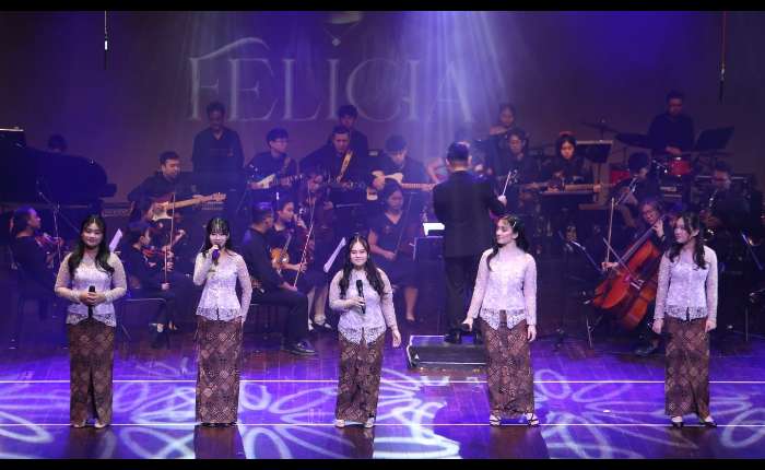 Nada Kasih领导们Candice Alyson Fendrawan（左起）、Felicia A.Siamir、Kinsella Chelsy Wong、Amanda Haryono、Petra Sosrosaputro呈献精彩演出。
