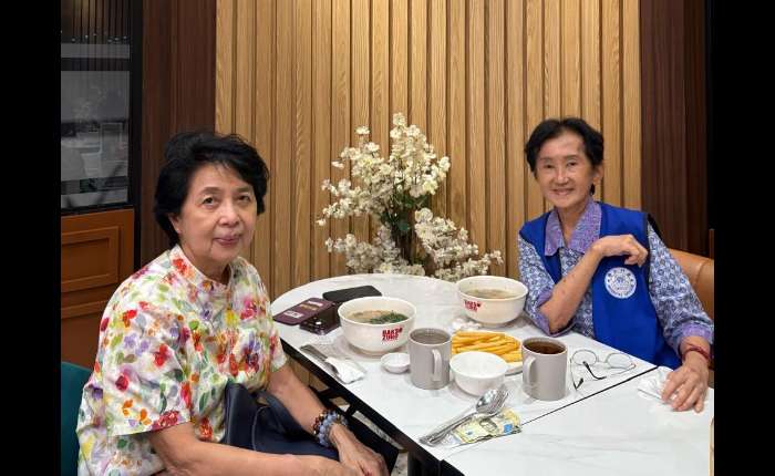 厦门大学印尼校友会田淑云副会长、吴莎丽秘书长合影