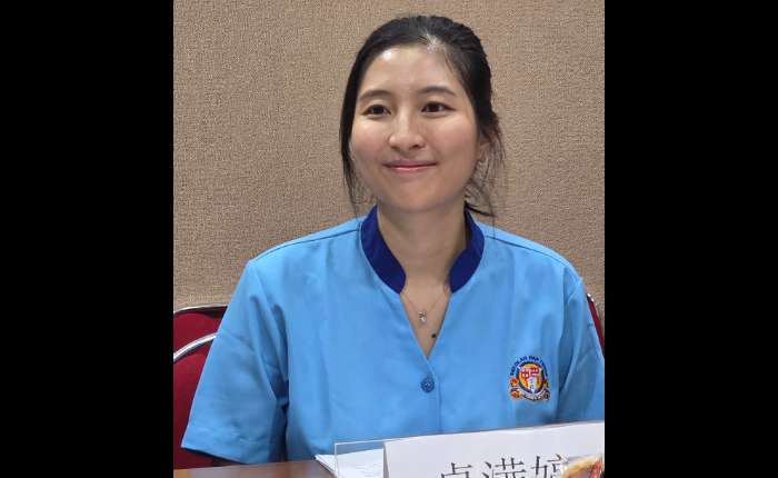 巴中三语学校基金会主席凌香爱（左六）在刘晋垣会长、杨柳主任、陈志伟院长、吴莎丽、黄惠明、吕郭权、卓满婷等陪同下赠送纪念品给胡文平校长。