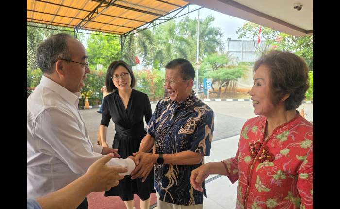 左起：刘晋垣、陈志伟院长、黄惠明、吴莎丽、杨柳主任、胡文平校长合影。