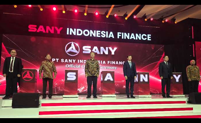 三一集团董事彭松、OJK融资公司监管部门负责人Achmad Setya Rahmanta、印尼中国商会总会会长孙尚斌、三一印尼金融公司首席执行官Bryan Kasenda等合影