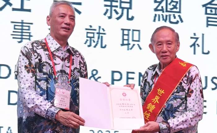 左起：第三届监事长锺香德、世锺会第三届总主席锺伟平、世锺会第四届总主席锺延筹、第四届监事长锺兆鍼合影。 9.第三届监事长锺香德（左）把印章移交给第四届监事长锺兆鍼