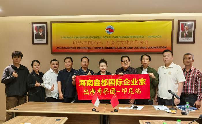 考察团与印中经社文合作协会与陈泳志（右4）、林发振（右3）合影