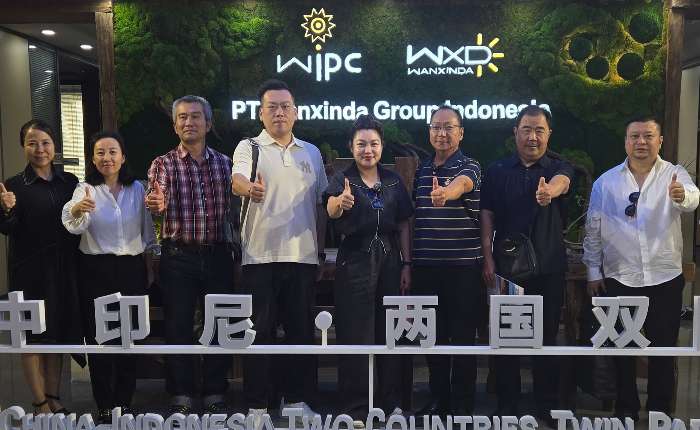 考察团在万信达集团雅加达代表处合影