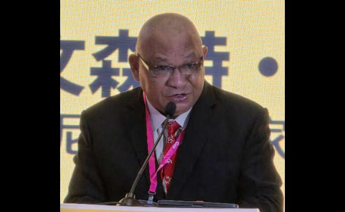 8.	左起：熊粲欣、陈炎松、蔡翠媚、Yasufumi Otaki、李丰、文森特•吉马杜、艾哈迈德•里达•萨巴娜、李洪伟公参、曾亚飞、白雪峰等嘉宾主持剪彩仪式