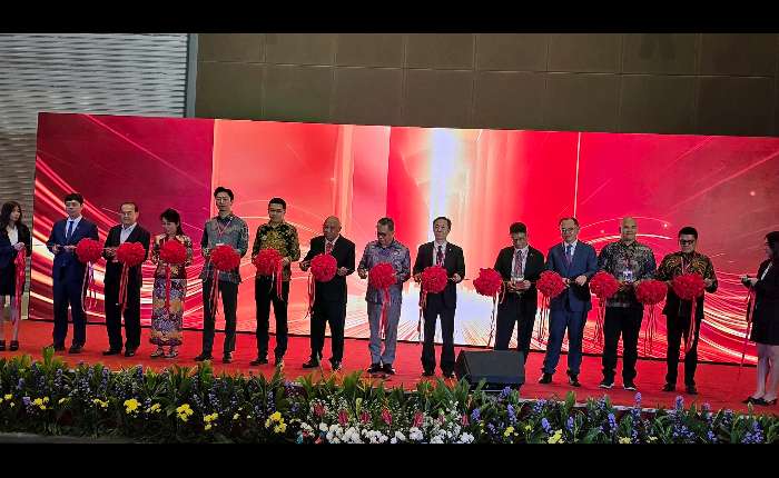 10.	中国国际商会商业行业商会冷链供应链专委会会长黄新武（前左）与PT.Global Eagle Indonesia董事长陈炎松在与会嘉宾见证下签署合作备忘录