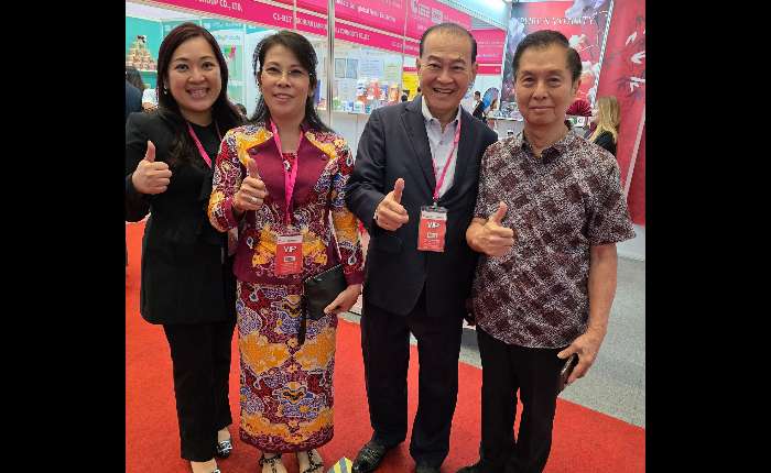 13.	旅游部活动策划与执行发展事务副部长文森特•吉马杜在陈炎松、熊粲欣等陪同下参观展会一景