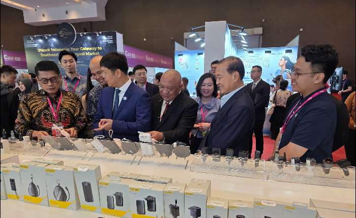 14.	旅游部活动策划与执行发展事务副部长文森特•吉马杜在陈炎松、熊粲欣陪同下接受媒体采访