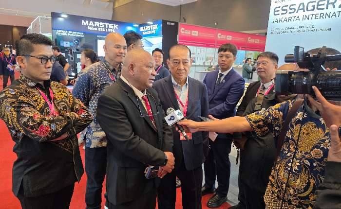 15.	左起：陈炎松、我国前总统府幕僚长A.M Putranto、张清文在New Kibo肥料展会上合影。