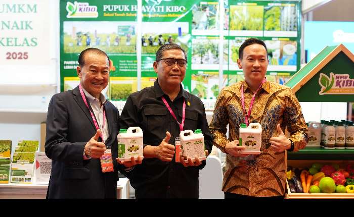 左二起：陈美玲、陈炎松、A.M Putranto展示印尼巴泽布。