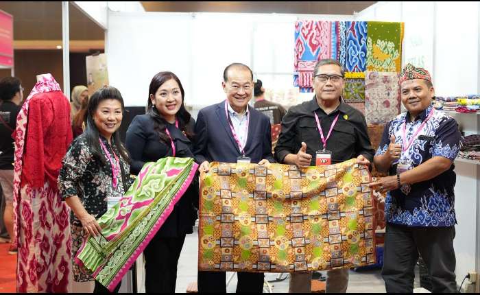 16.	左起：陈美玲、陈炎松、我国前总统府幕僚长A.M Putranto、熊粲欣、Yesica Chika在PT.Global Eagle Indonesia展会合影。