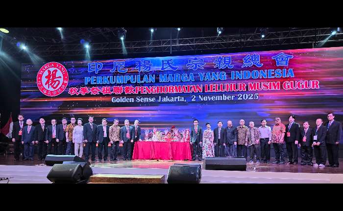 4.	印尼杨氏宗亲总会诸理事和宗亲祭祖后合影。