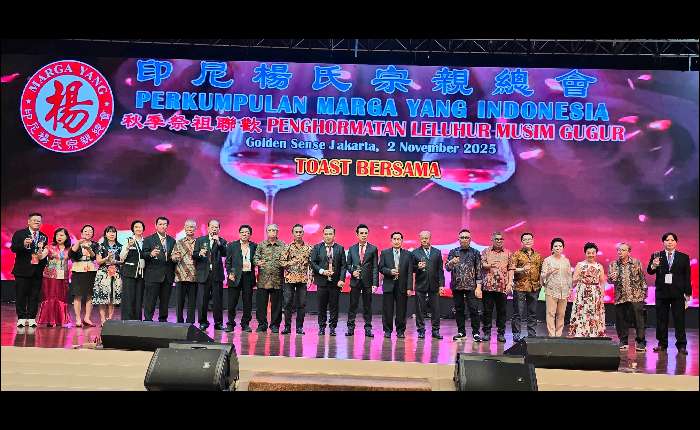 5.	印尼杨氏宗亲总会诸理事向大家敬酒。