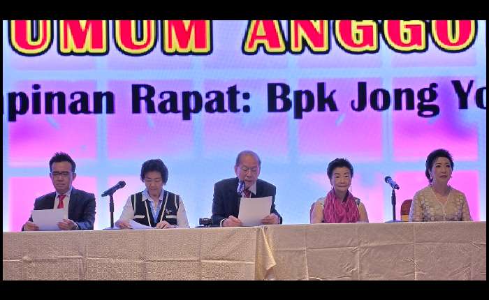 6.	左起：杨锦汉、杨小梅、杨炎昌、杨美玲、杨云玲在年度会员大会上一景。