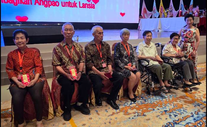 7.	辅导主席杨美玲向80岁以上宗长们颁发敬老尊贤红包后合影。