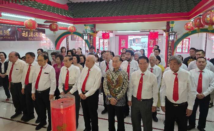 2.	陈伯年（中）敬献花果。