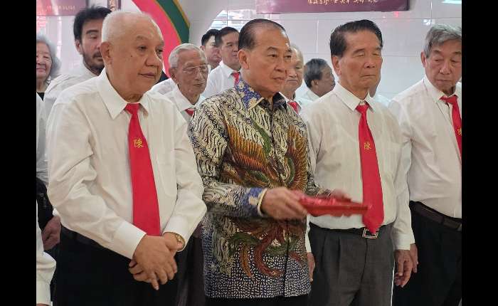 5.	左起：陈本洋、陈南森、陈炎松、陈联荣合影。