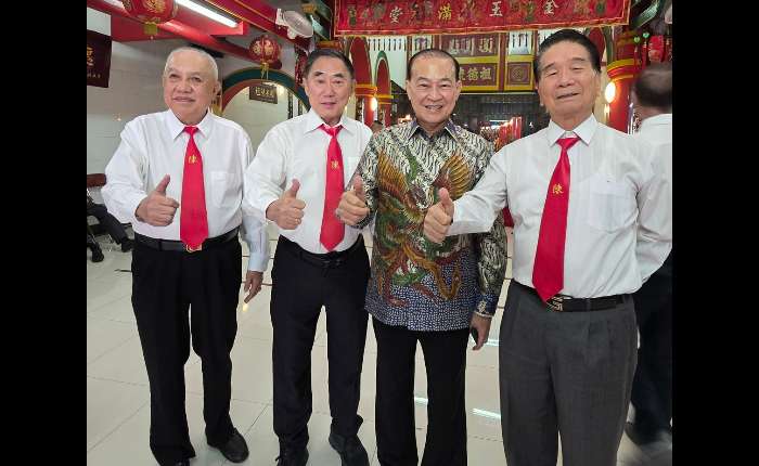 6.	雅加达陈氏宗亲会诸理事与新入会宗亲们合影。左起：陈南森、陈联荣、陈炎松、陈伯年、陈本洋、陈美玲、陈麟娘、陈查利、陈杰盛。