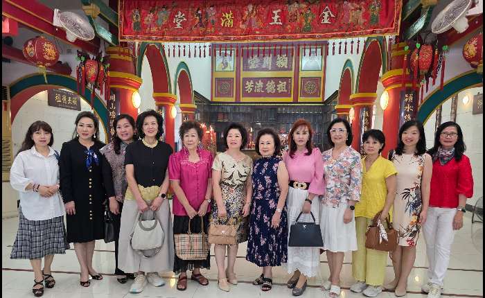 8.	雅加达陈氏宗亲会诸理事在聚餐会上合影。