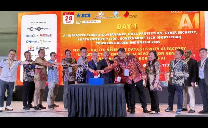 1.	ABDI总主席林庆豪（左七）与印华百家姓协会资金委员会主席陈炎松（左八）和印尼科技与创新组织代表、印尼通讯与信息部代表、亚洲华人青年协会(ACYA)主席陈美玲等嘉宾共同主持开幕仪式。