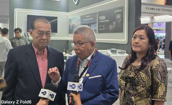 4.	林庆豪（中）在陈炎松和陈美玲陪同下接受媒体采访。