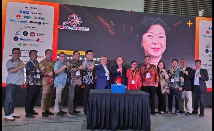 5.	林庆豪(左七)与陈炎松（左八）等与会嘉宾合影。