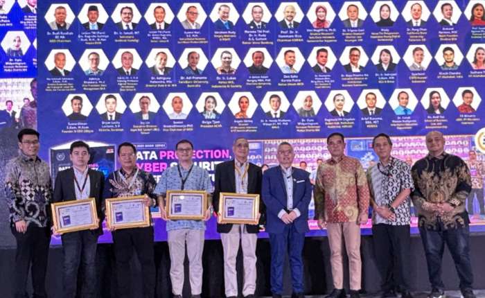 6.	林庆豪向主讲嘉宾颁发感谢状后合影。