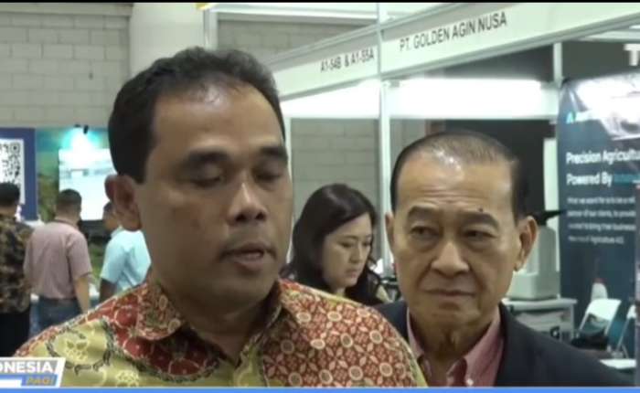 7.	印尼国家电视技术总监Bernadus Satriyo Dharmanto接受采访，右为陈炎松。