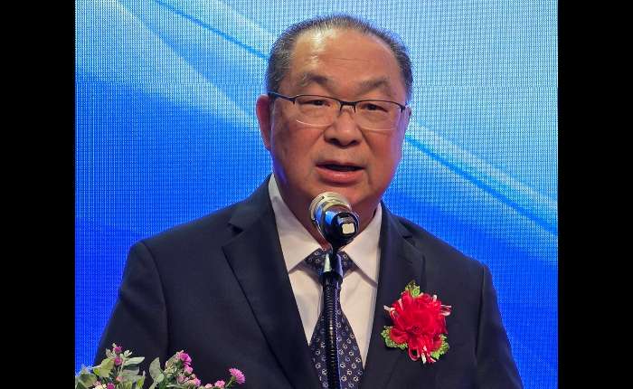 印尼广东总商会创会会长孙继飞（左）把会旗移交给陈日铃会长