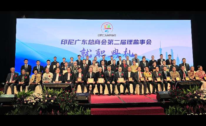 陈日铃会长率领诸理事向大家敬酒