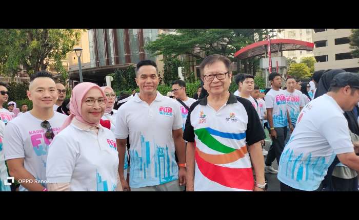 Prof DR Nurdin Purnomo与Diana Dewi一起散步