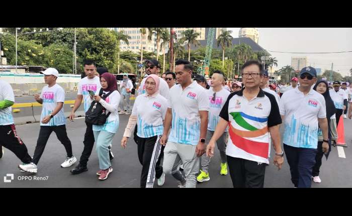 Prof DR Nurdin Purnomo与Diana Dewi一起散步