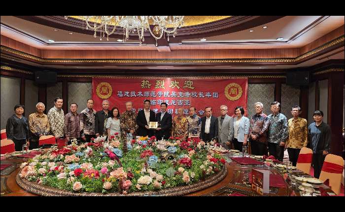 俞雨龄总主席（左十）在陈桂萍、洪长荣、薛经勇、洪允城、高景源、林作虞、俞文娟博士、姚忠从、林惠宽、王振坤、廖扬宗、李江波、魏秀华教授、高鹏彩、黄元良、张南山、肖晶副教授的陪同下赠送纪念品给吴克寿校长（左九）