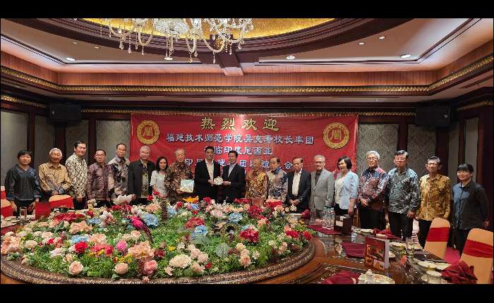 吴克寿校长（左九）在双方代表的陪同下回赠纪念品给俞雨龄总主席（左十）。