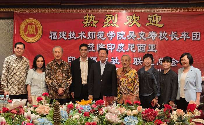 左起：薛经勇、俞文娟博士、姚忠从、吴克寿校长、俞雨龄总主席、林惠宽、陈桂萍、肖晶副教授、魏秀华教授合影。