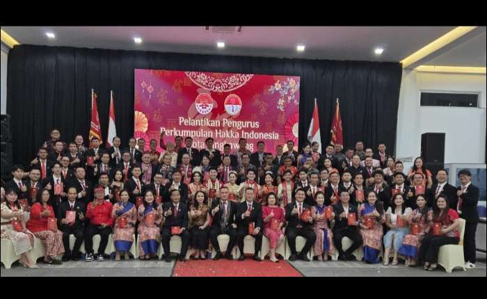 山口洋客属联谊会新一届理事会成员与嘉宾们合影。