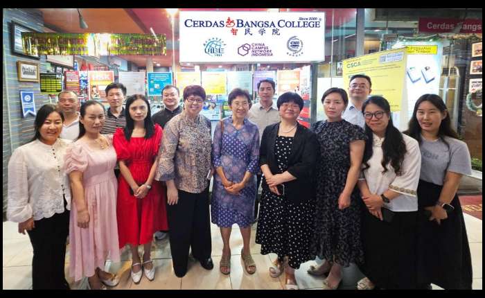 2.	参加座谈会的河南省外派老师和印尼华文教育总会郑洁珊主席、王润铃理事合影。