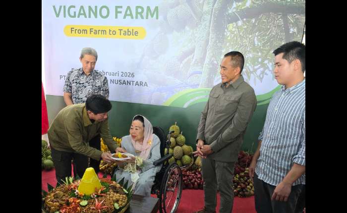 左起：Yansens Yansah、井里汶市市长H.Effendi Edo、黄财利、茂物市市长Dedie Abdu Rachim、Sinta Nuriyah Wahid、Tri Budi Utomo中将、Nelsen Yansah共同主持剪彩仪式