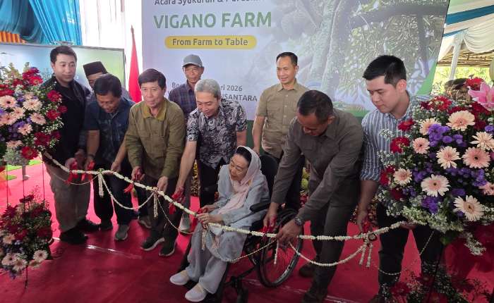 茂物市市长Dedie Abdu Rachim在与会嘉宾见证下为VIGANO FARM石碑主持签名仪式，标志着农场正式启用