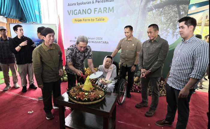 黄财利把东朋饭恭敬地端呈给Sinta Nuriyah Wahid女士