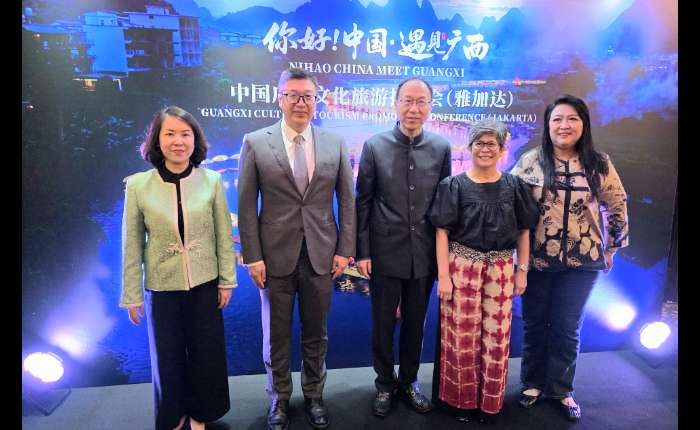 左起：广西壮族自治区文化和旅游厅党组副书记、副厅长林霖、广西壮族自治区人民政府新闻办主任黎攀、中国驻印尼大使馆文化参赞王思平，印尼旅游部东亚、澳大利亚及大洋洲国际旅游市场推广司司长Yulia女士、印尼旅行社协会雅加达特区理事会主席Rina Darmawan合影