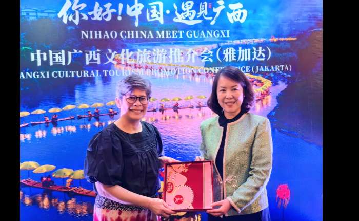 广西壮族自治区文化和旅游厅党组副书记、副厅长林霖（右）赠送纪念品给印尼旅游部东亚、澳大利亚及大洋洲国际旅游市场推广司司长Yulia女士