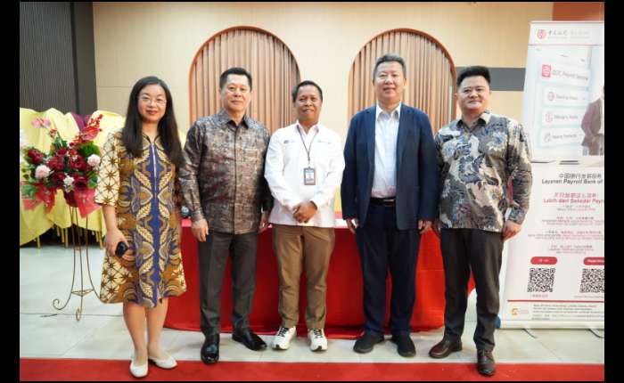左起：刘越、INTI中爪洼主席吴庆祥、印尼央行中爪哇省代表处主任M. Noor Nugroho，印尼中国商会总会会长、中国银行（香港）有限公司雅加达分行孙尚斌行长，银联国际东南亚副总经理谢岱合影