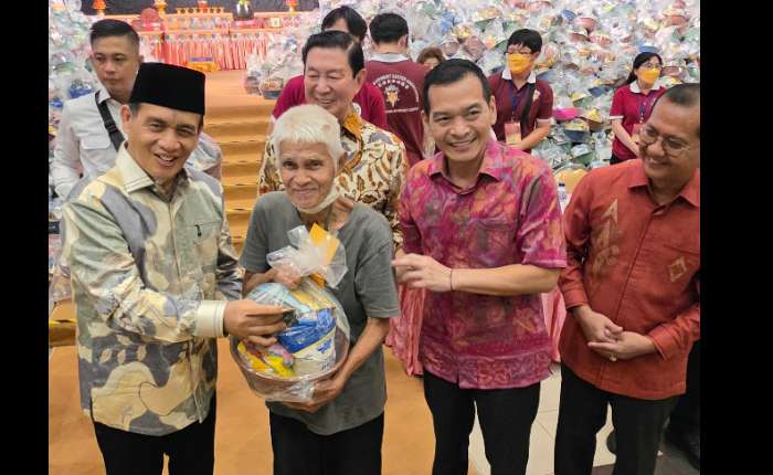 印尼宗教部副部长Dr.KH.Romo R.Muhammad Syafii（左）在俞雨龄、Daniel Johan议员、Supriyadi司长陪同下把爱心礼篮移交给贫民。