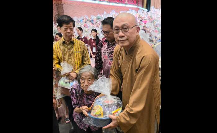 俞雨龄把爱心礼篮移交给贫民