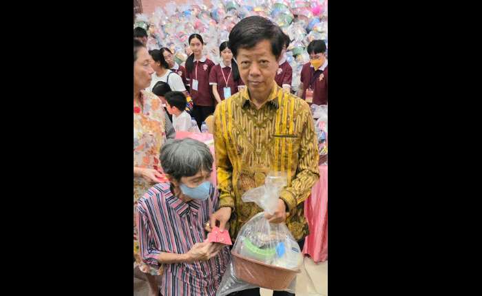 林清金女士把爱心礼篮移交给贫民