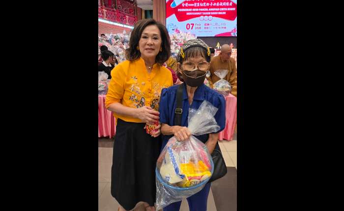 吴能彬博士把爱心礼篮移交给贫民