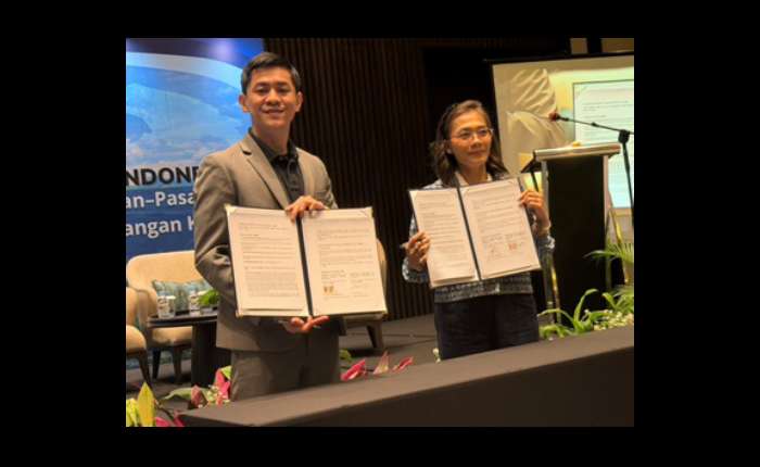 东印尼海洋基金會主席Nelly Marinda Situmorang女士与亚洲资产开发股份有限公司錡映亚董事长签约